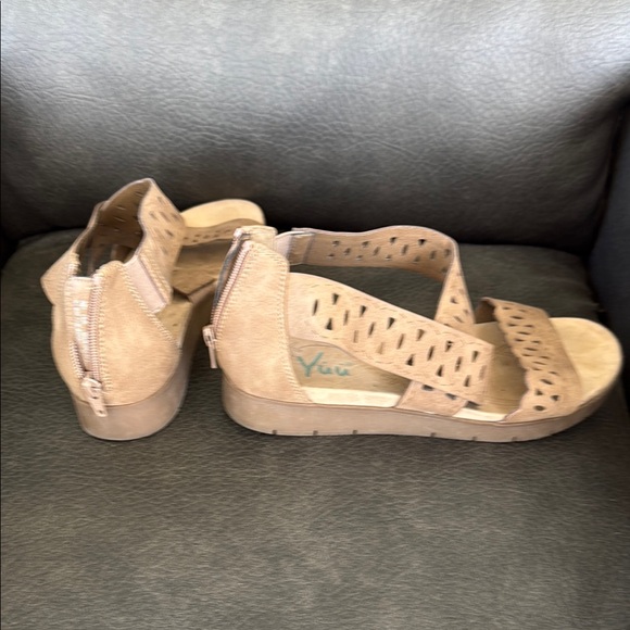 Yuu Shoes - Yuu Tan Sandals with Breathable Design